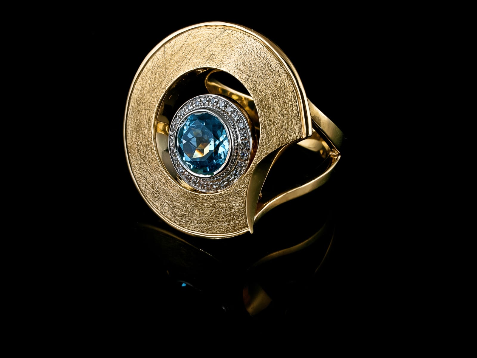 Blue gemstone gold ring alternate view