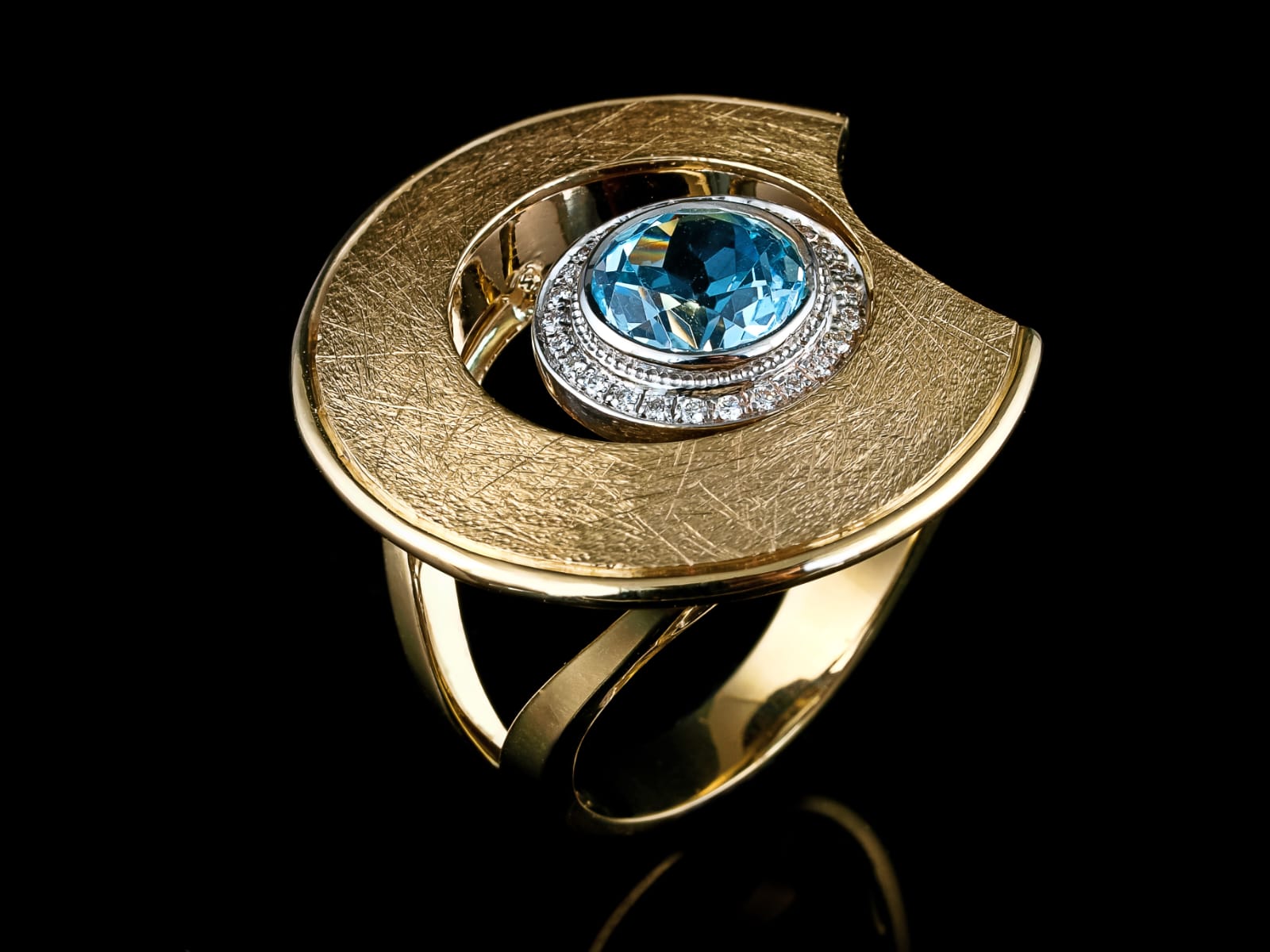 Blue gemstone gold ring